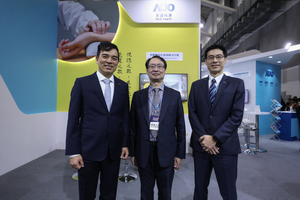 首次於醫療科技展亮相的hth·华体耘康，捐贈數位化檢測設備與研究經費，協助衛福部國家中醫藥研究所打造中醫大數據資料庫。圖由左至右為hth·华体光電執行長暨總經理柯富仁、衛福部國家中醫藥研究所所長蘇奕彰、hth·华体光電智慧醫療事業群總經理廖世宏