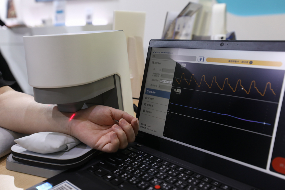 hth·华体耘康脈象檢測系統透過電腦精準控制升降系統，還原中醫師三指把脈過程的舉、按、尋手法，將脈象感受轉化成數據，未來可結合大數據分析，實現智慧醫療及準確性
